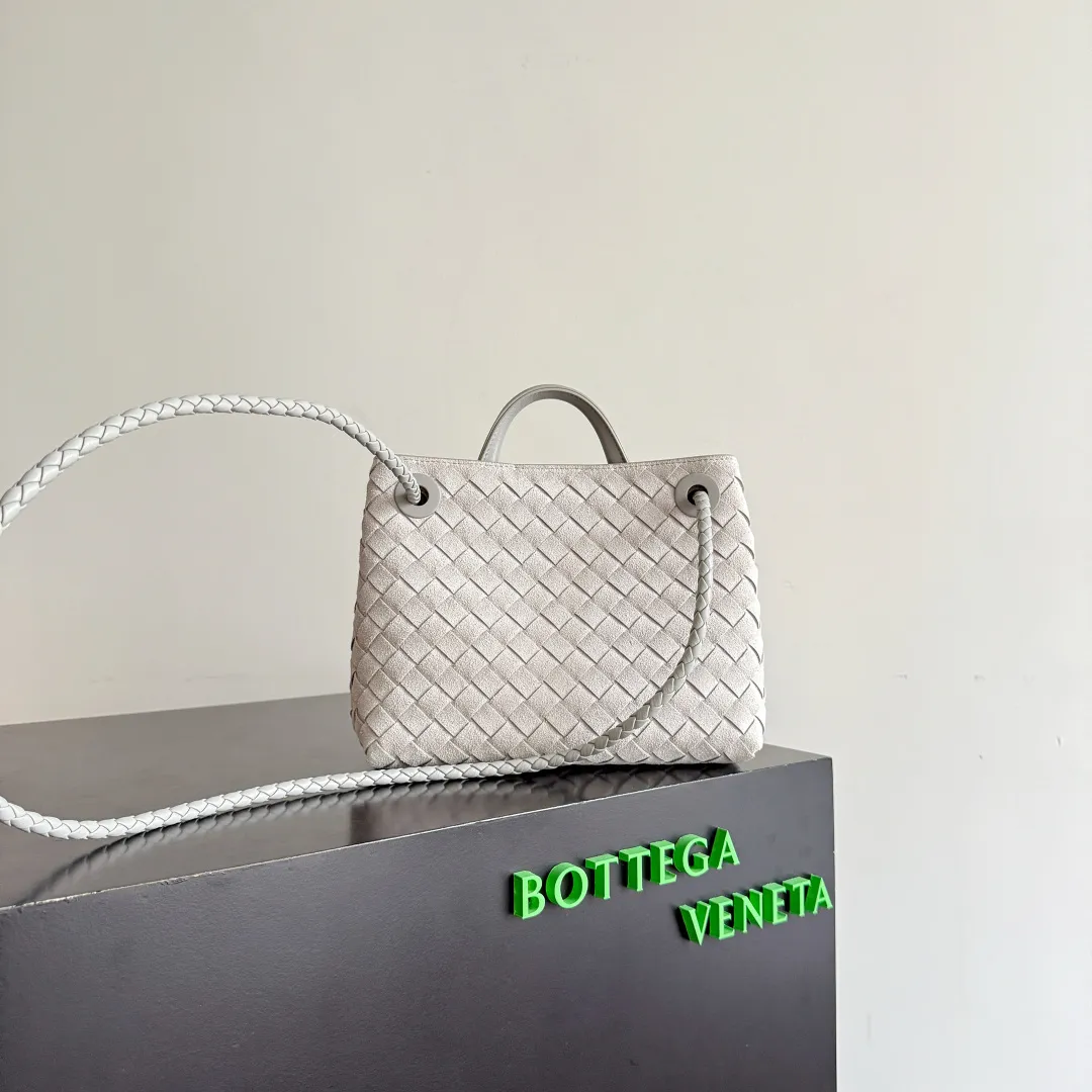 The new Andiamo batch of 3060 BV is shipped‼ ️The classic intercciato weaving process is used to create a soft bag, the metal knot is made of micro-cast aluminum using jewelry technology🪢, and the decorative beads are made of metal and hand-polished oak, allowing you to jump repeatedly between elegance and fun💃, making it unpredictable. Classic and versatile, it shows off your temperament, and the bag has a large capacity, making it very convenient for daily commuting! It has a variety of carrying methods, the shoulder straps can be adjusted by yourself, the original lambskin feels soft and delicate, and the unisex style breaks gender boundaries and brings a more practical and long-lasting use experience. The Andiamo, which has both elegant and casual styles, perfectly interprets the "fashionable old money style". Style number: 743568+wood hardware Color: suede silver gray Size: 25*22*10.5cm